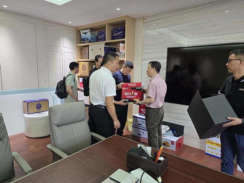 詹智勇董事长向来访客户展示磷石膏(粉煤灰)成品包装箱 詹智勇董事长向来访客户展示磷石膏(粉煤灰)成品包装箱