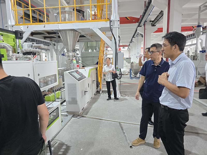 董秘张强向潜江农发交投领导介绍一步法中空板生产线