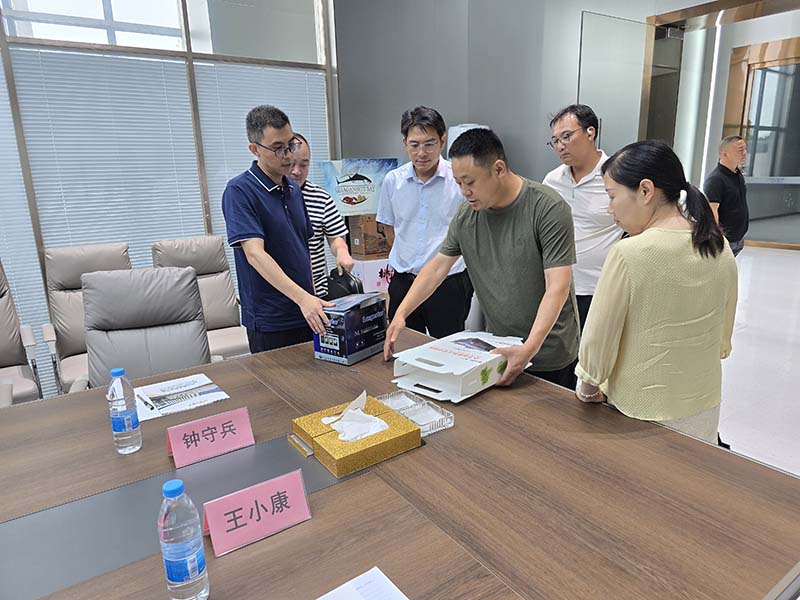 董秘张强向各位领导展示磷石膏中空板做成的包装箱